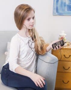 Jong meisje luistert naar audioboek op Daisy-speler.