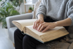 braille boek lezen met vingers