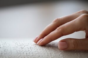 hand leest braille boek